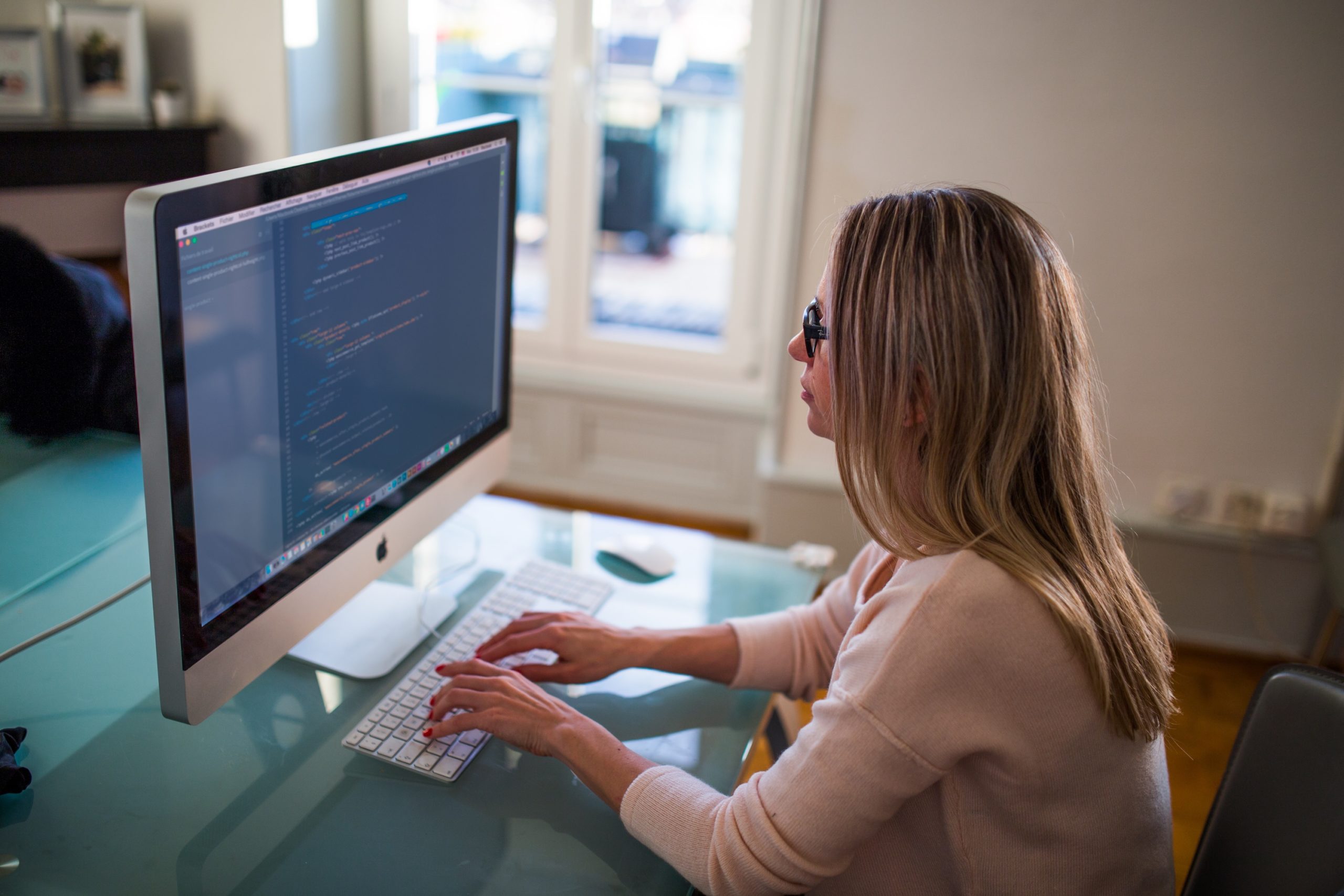 negative-space-woman-office-worker-on-mac